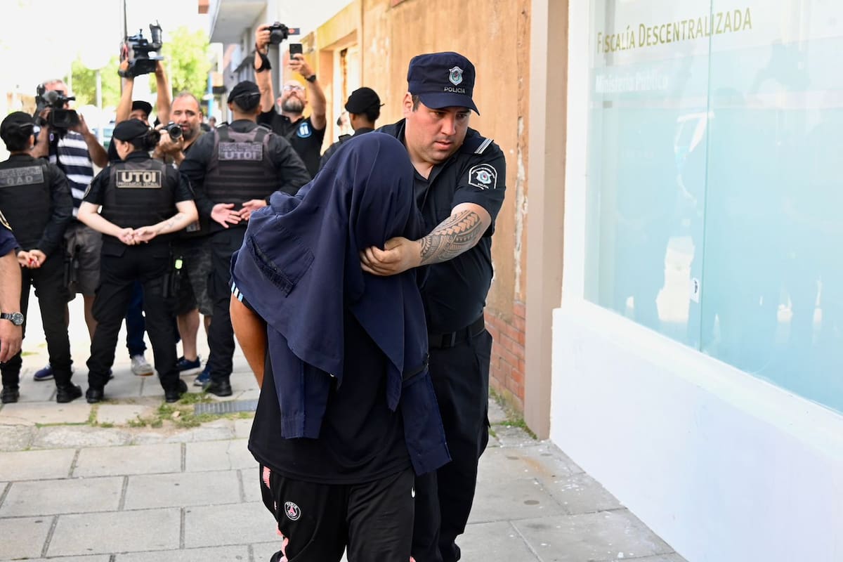 Traslado de uno de los sospechosos a la fiscalía de Mar de Ajó.