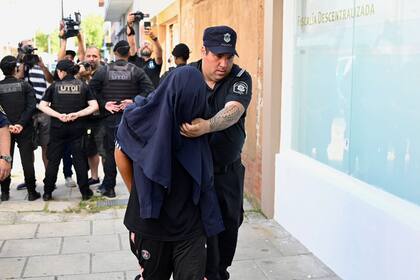 Traslado de uno de los sospechosos a la fiscalía de Mar de Ajó.