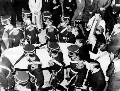 Traslado del féretro de Perón, a su lado María Estela Martínez