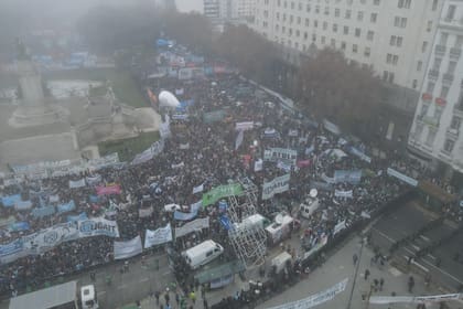 Tratamiento de la Ley Bases en el Senado de la Nación. Distintas organizaciones sociales se manifiestan en los alrededores del Congreso