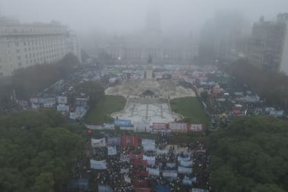 Tratamiento de la Ley Bases en el Senado de la Nación. Distintas organizaciones sociales se manifiestan en los alrededores del Congreso