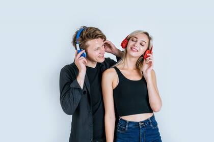 Travers señaló que las personas felices no requieren gustos idénticos en música o literatura, pero aprecian descubrir y explorar cosas nuevas juntos