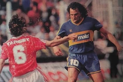 Traverso, con la camiseta de Argentinos, marcando al Beto Márcico, en un partido ante Boca