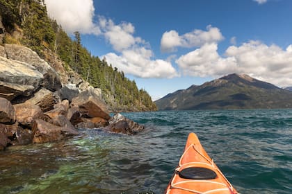 Travesía guiada por la costa del lago con Kayak Lago Puelo.