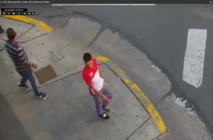 El sospechoso (de rojo y blanco) captado por las cámaras de seguridad