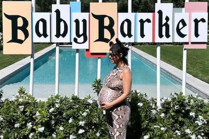 Travis Barker y Kourtney Kardashian celebraron el baby shower de su bebé