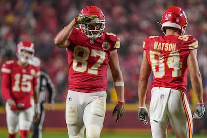 Travis Kelce, con la camiseta 87, es el ala cerrada de los Chiefs de Kansas City, (Foto AP/Ed Zurga)