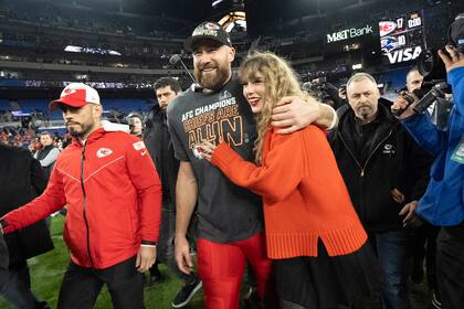 Travis Kelce le entrega un anillo de compromiso vintage a Taylor Swift