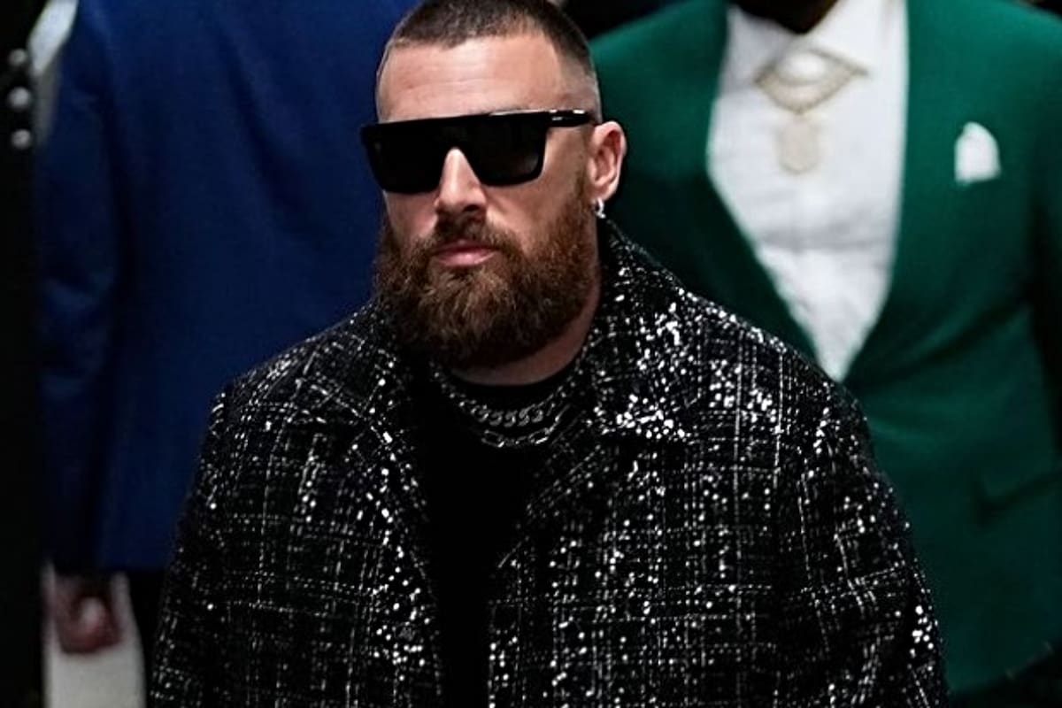 Travis Kelce llegó, previo al encuentro del Super Bowl con un moderno look brillante