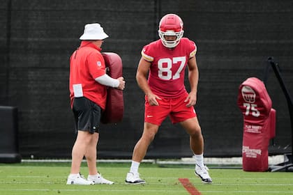 Travis Kelce niega que haya meditado mucho la decisión de regresar otra temporada con Chiefs