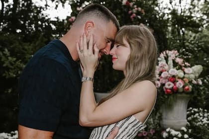 Travis Kelce y Taylor Swift anunciaron su compromiso el 26 de agosto de 2025 a través de un posteo en sus redes sociales (Foto: Instagram @taylorswift)