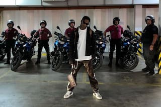Travis Scott revoluciona a sus fans con una foto junto a la línea 29 de colectivo
