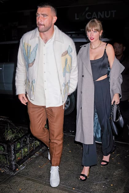 Travis y Taylor juntos el sábado pasado, cuando bajaron de un auto para ir al restaurante japonés Nobu. Luego asistieron al estudio del programa Saturday Night Live, donde ella hizo una participación como presentadora.