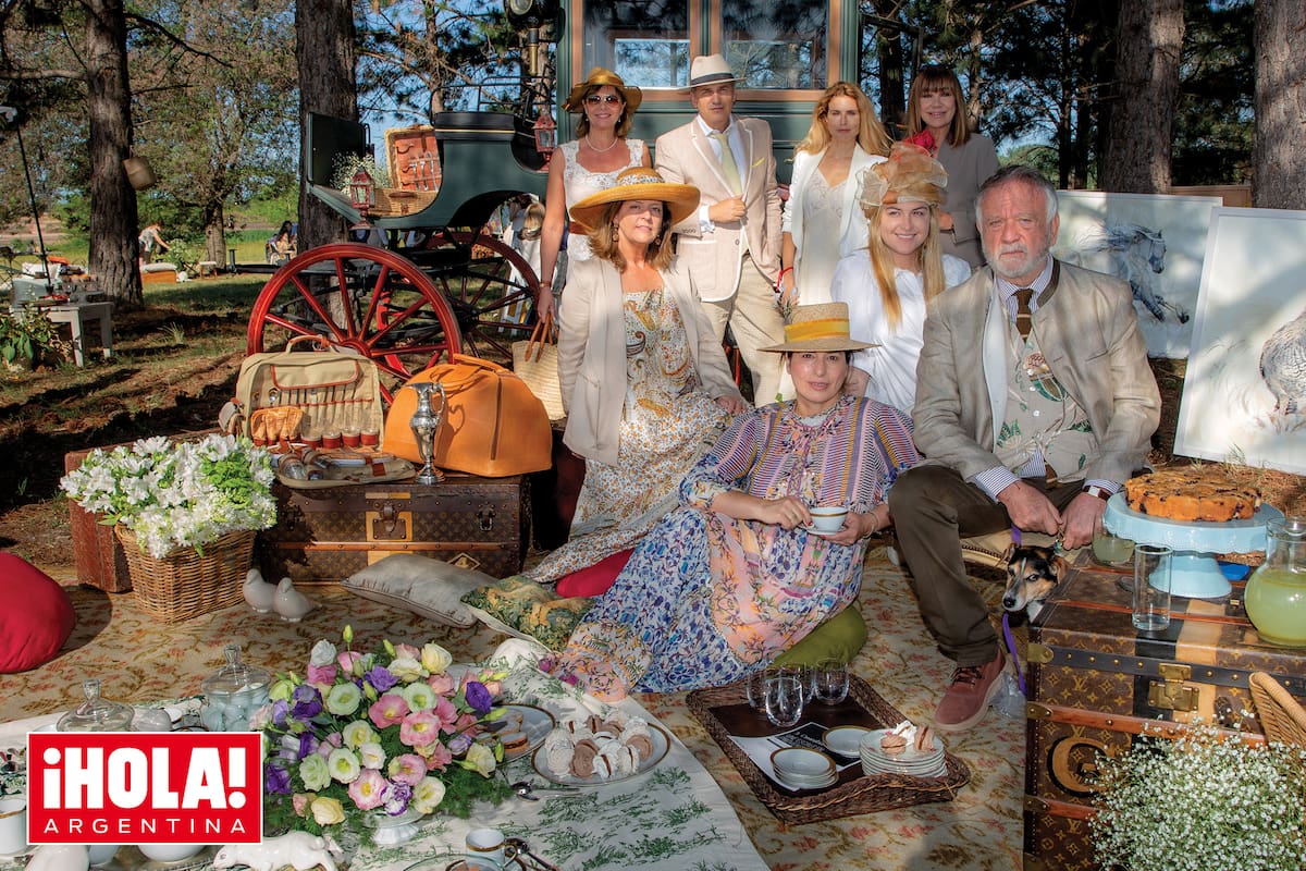 Trece carruajes antiguos fueron intervenidos por decoradores, ambientadores y artistas, que transportaron a los invitados a los paisajes más diversos. La propuesta de Javier Iturrioz, que estuvo acompañado por Paula Galante, Julieta Kemble, Mora Furtado y, adelante, Laura Noetinger, Camelia Giménez, Roberto Devorik e Inés Berton