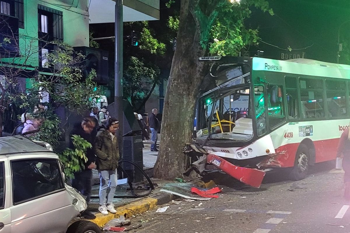 Trece heridos en Boedo: escapaban en un auto robado, chocaron contra un colectivo lleno de pasajeros y siguen prófugos