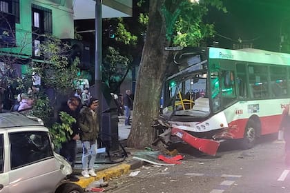 Trece heridos en Boedo: escapaban en un auto robado, chocaron contra un colectivo lleno de pasajeros y siguen prófugos
