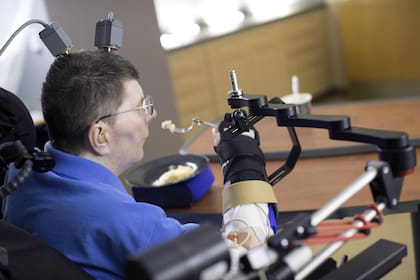 Trece personas paralizadas utilizan el sistema BrainGate, la primera interfaz cerebro-computadora; un chip de silicio implantado en el cerebro les permite ejecutar acciones con el pensamiento