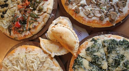 Treinta sabores de pizzas y empanadas, sólo barra o comprar y llevar.