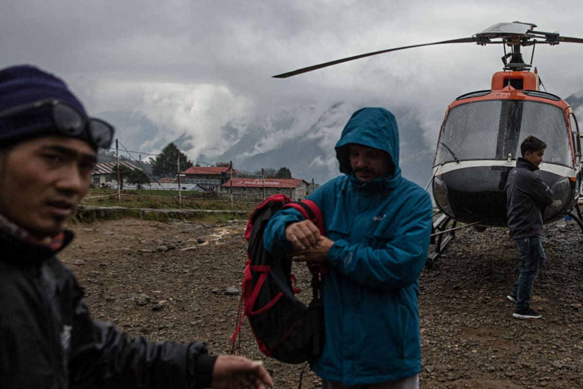 Trekkers en el aeropuerto de Lukla, Nepal, antes de emprender su caminata hacia el campamento base del Everest