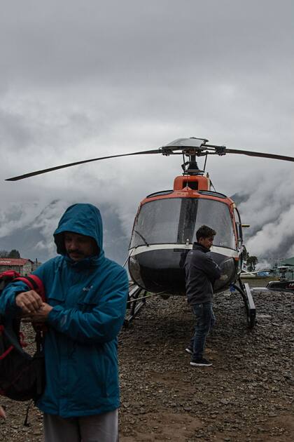 Trekkers en el aeropuerto de Lukla, Nepal, antes de emprender su caminata hacia el campamento base del Everest