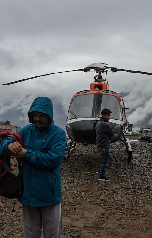 Trekkers en el aeropuerto de Lukla, Nepal, antes de emprender su caminata hacia el campamento base del Everest