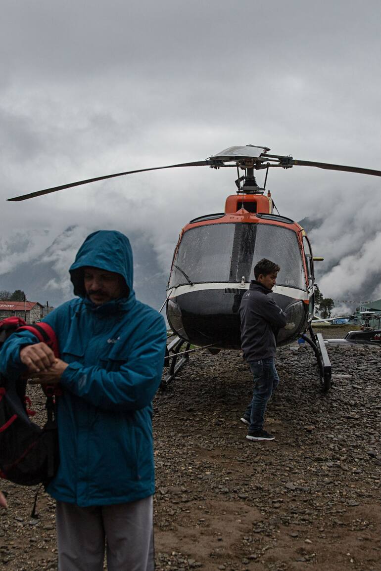 Trekkers en el aeropuerto de Lukla, Nepal, antes de emprender su caminata hacia el campamento base del Everest