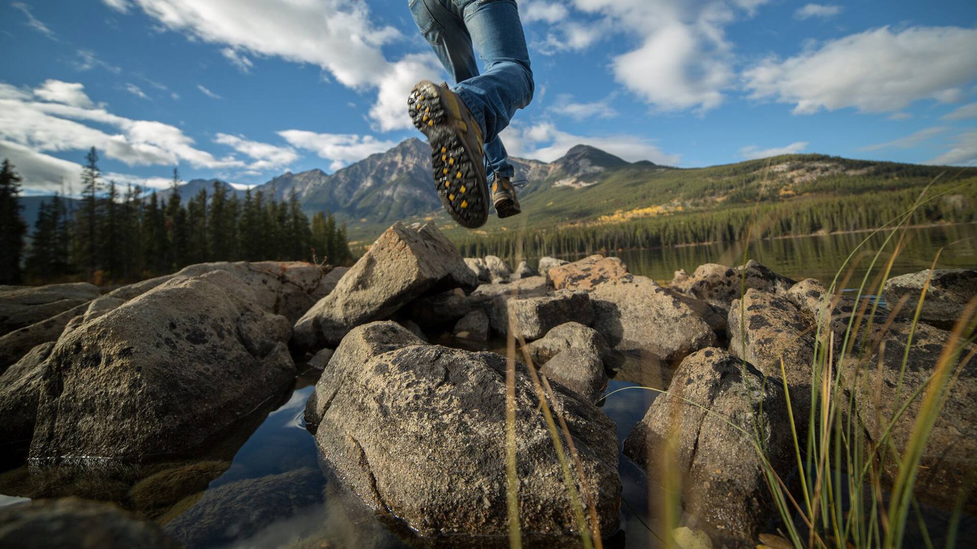 Entre paisajes imponentes, una caminata permite conocer de una manera distinta