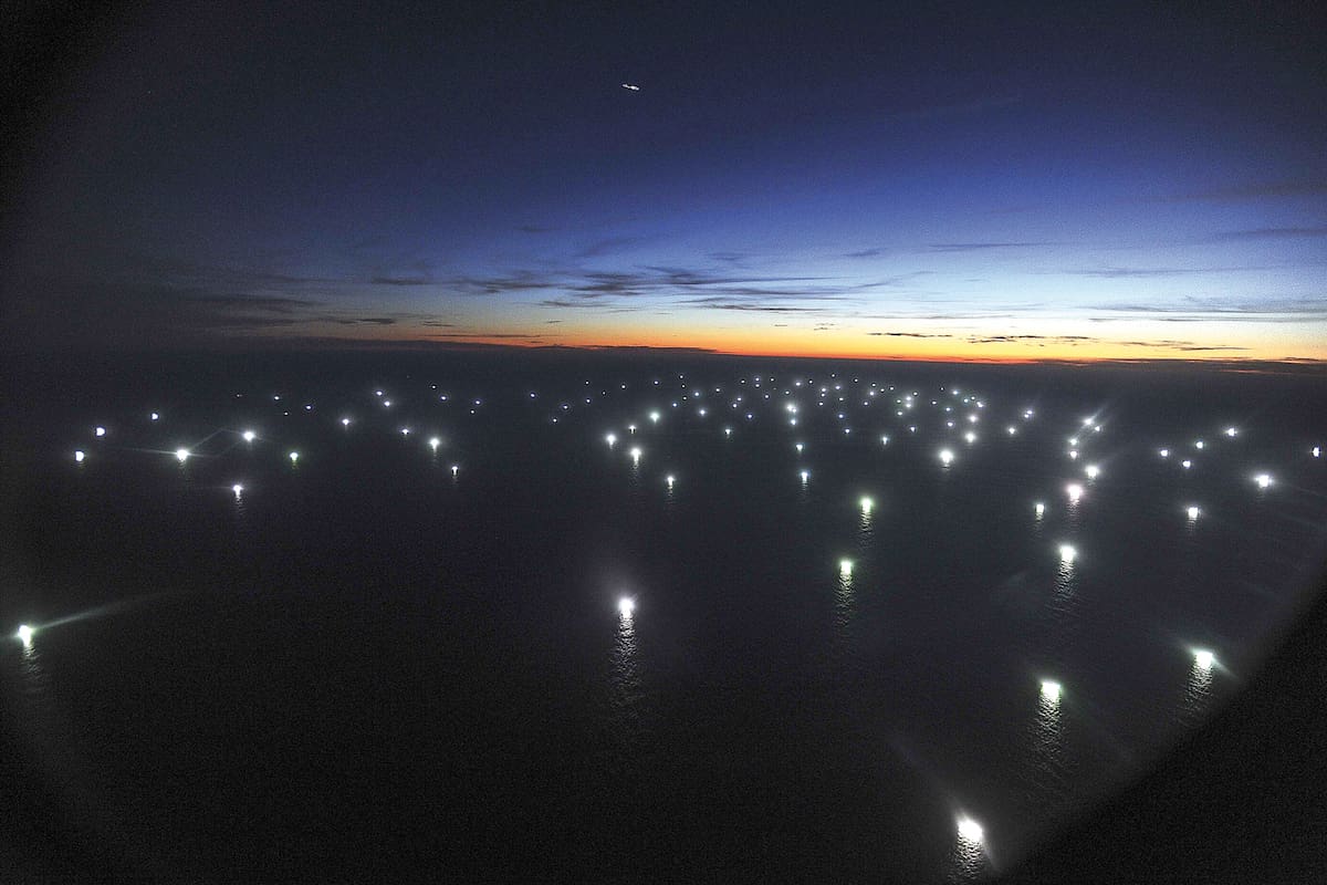 Trelew: Todas las noches, a escasos metros de la ''frontera'' de las 200 millas nauticas donde se extiende el Mar Argentino y la llamada Zona Econ—mica Exclusiva de pesca, cientos de buques de distintas banderas emprenden la faena de los recursos ict’colas del Atlantico Sur, en el l’mite entre lo legal y lo ilegal. Foto: enviada especial/Luciana Granovsky/TÈlam/aa 27/01/2017