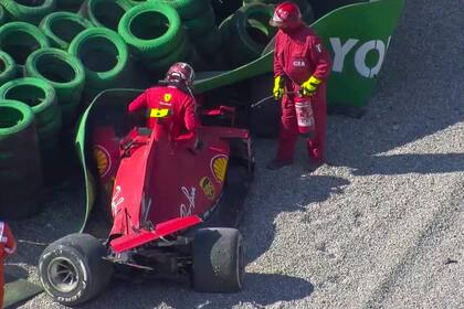 Ferrari sigue defraudando en una temporada para el olvido. Charles Leclerc chocó contra una protección al entrar en una curva en la vuelta 25.