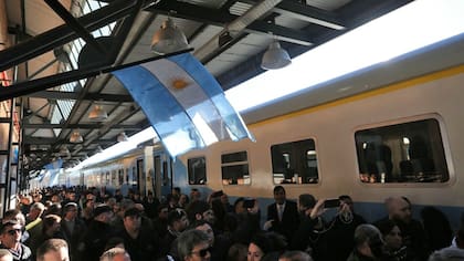 El equipaje permitido sin cargo en un tren de larga distancia es un bolso de mano y una valija cuyo peso no exceda los 50 kg y que mida menos de 75 cm de alto, 45 cm de ancho y 30 cm de profundidad.