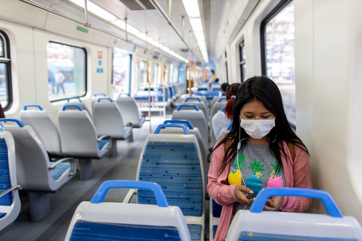 Tren de pasajeros en la estación Constitución. Todos los usuarios deben viajar sentados