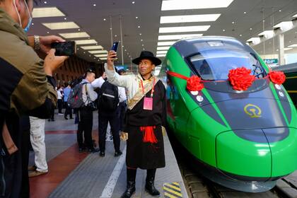 Partida del tren que hace el recorrido Lhasa-Nyingchi