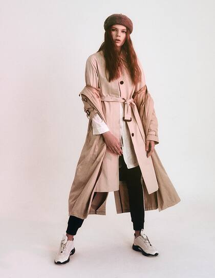 Trench con bolsillos y cinturón (Perramus), trench (Tommy Hilfiger), camisa de seda (Perramus), jogging con puño y raya lateral (Puma), zapatillas deportivas con cierre (Reebok)
