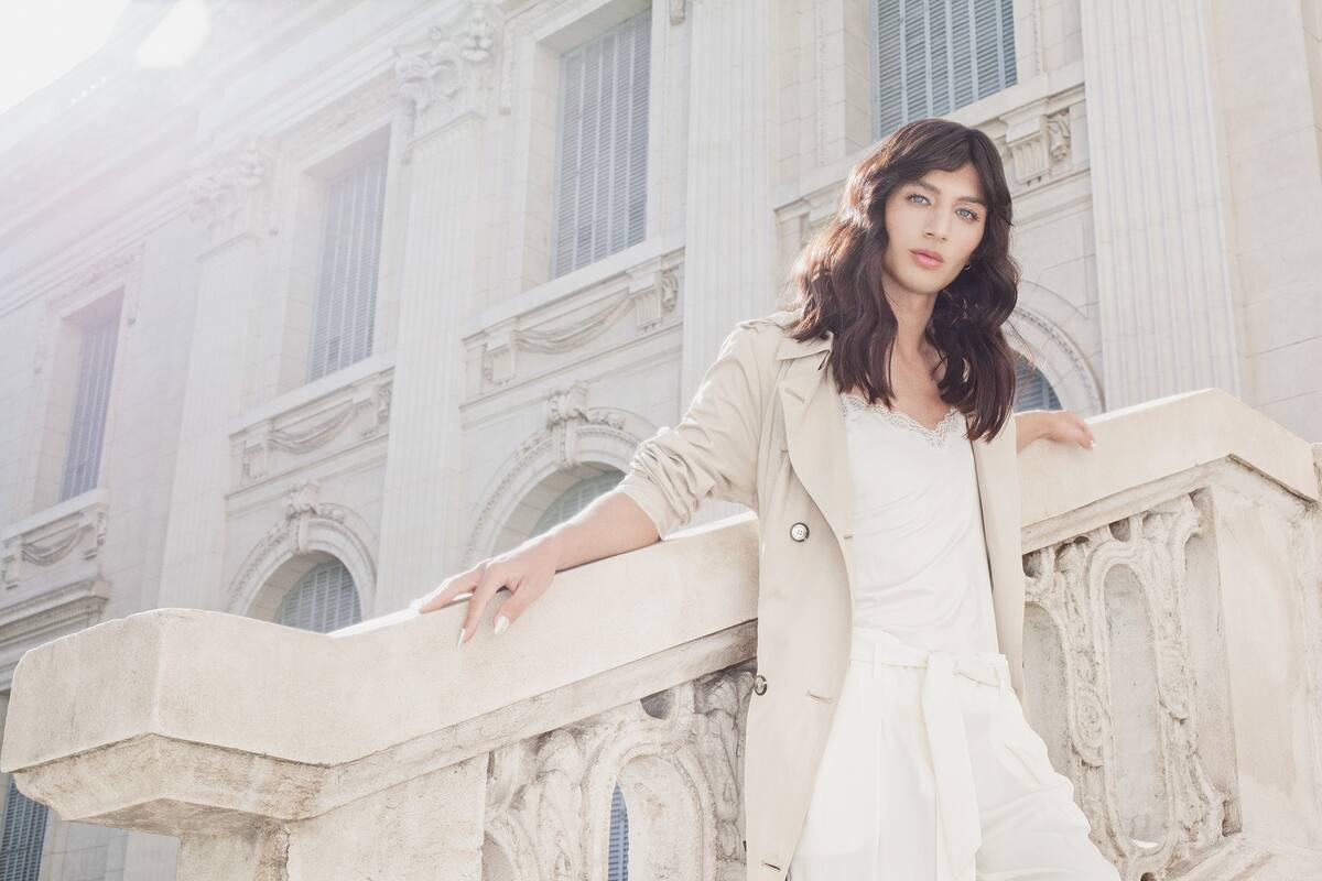 Trench (Perramus), top lencero con encaje (Caro Cuore), pantalón con lazo (Giesso)