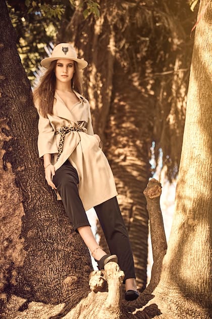 Trench y pantalón (Mirta Armesto), cinturón (Prune), sombrero (Rapsodia) y zapatos (Mishka)