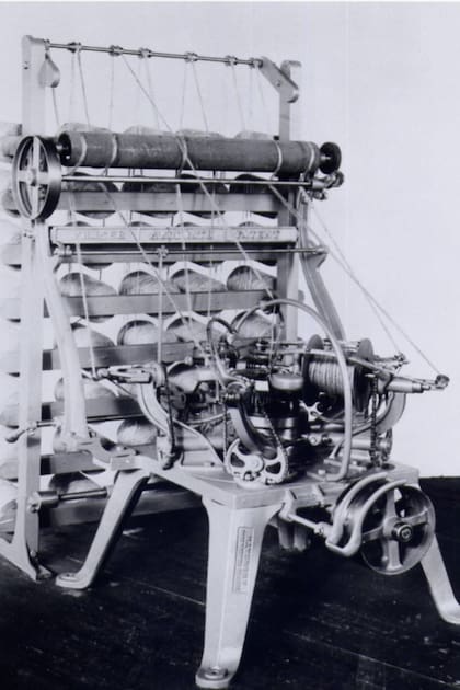 Trenzadora de cinco hebras y dos almas, fabricado por Douglas Fraser & Sons, en 1887 para producir industrialmente las alpargatas, un producto que solo se hacía de manera artesanal