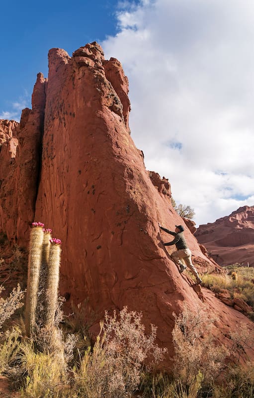 Trepada a pasos del refugio principal de Inca Cueva, donde se agrupan ocho cavernas con pinturas rupestres, en las afueras de Humahuaca.