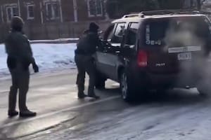 Tres agentes del ICE rodearon a la mujer que estaba a bordo de su camioneta