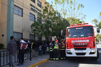 Tres alumnos sufrieron ayer quemaduras durante un experimento de química en una escuela privada de Córdoba