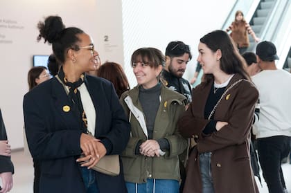 Tres amigas, estudiantes, felices por visitar Malba y ver a Frida de cerca