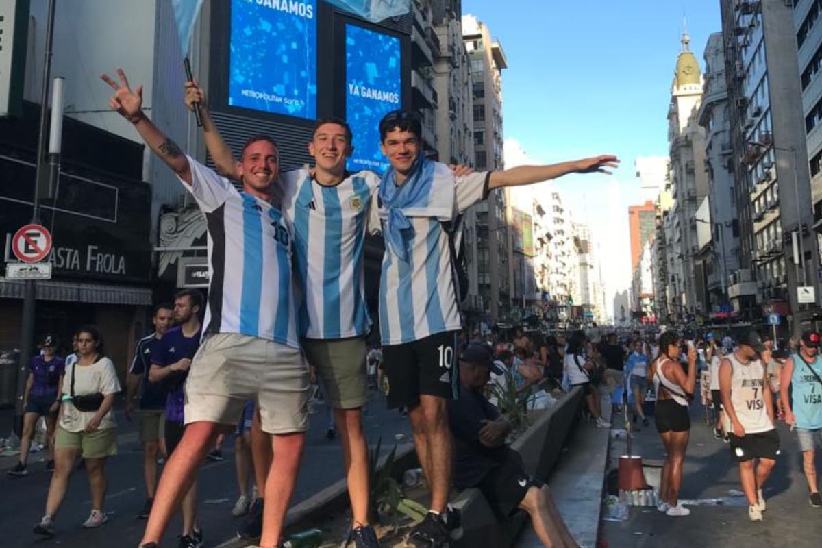 Tres amigos cumplirán hoy su gran sueño: ver en la cancha a los campeones del mundo (Foto gentileza Ramiro)