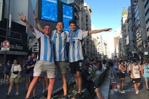 Tres amigos cumplirán hoy su gran sueño: ver en la cancha a los campeones del mundo (Foto gentileza Ramiro)
