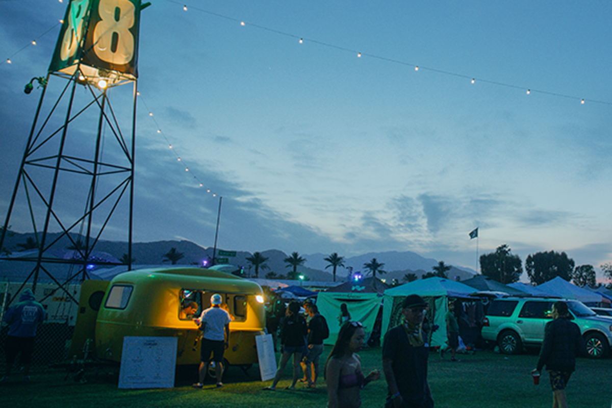 Tres amigos vivieron momentos caóticos cuando se dieron cuenta de que no tenían su pase para acampar en el festival Coachella, en Indio, California