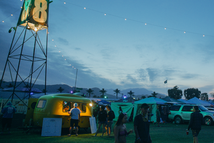 Tres amigos vivieron momentos caóticos cuando se dieron cuenta de que no tenían su pase para acampar en el festival Coachella, en Indio, California