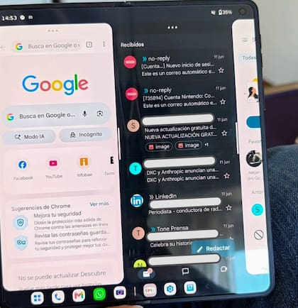 Tres apps verticales visibles en la pantalla interna del Razr Fold; también está activa la barra de tareas