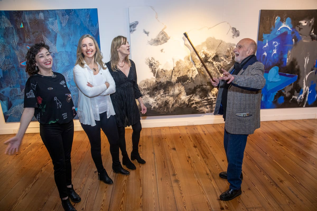 Tres artistas con preocupaciones ecológicas, Andrea Allen, Florencia Wagner y Andrea Lamas, dirigidas por un maestro de lujo, Luis Felipe Noé, con un bastón como simbólica batuta