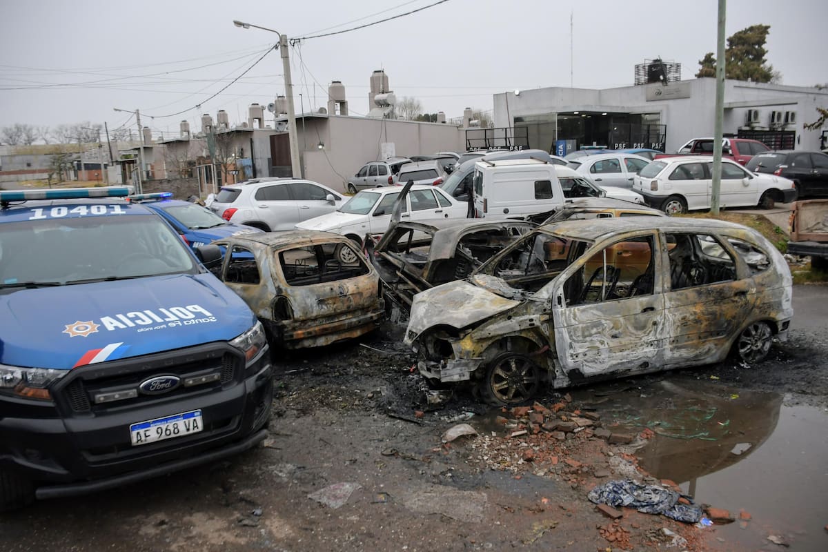 Tres autos fueron incendiados en la puerta de la comisaría 32 de Rosario.