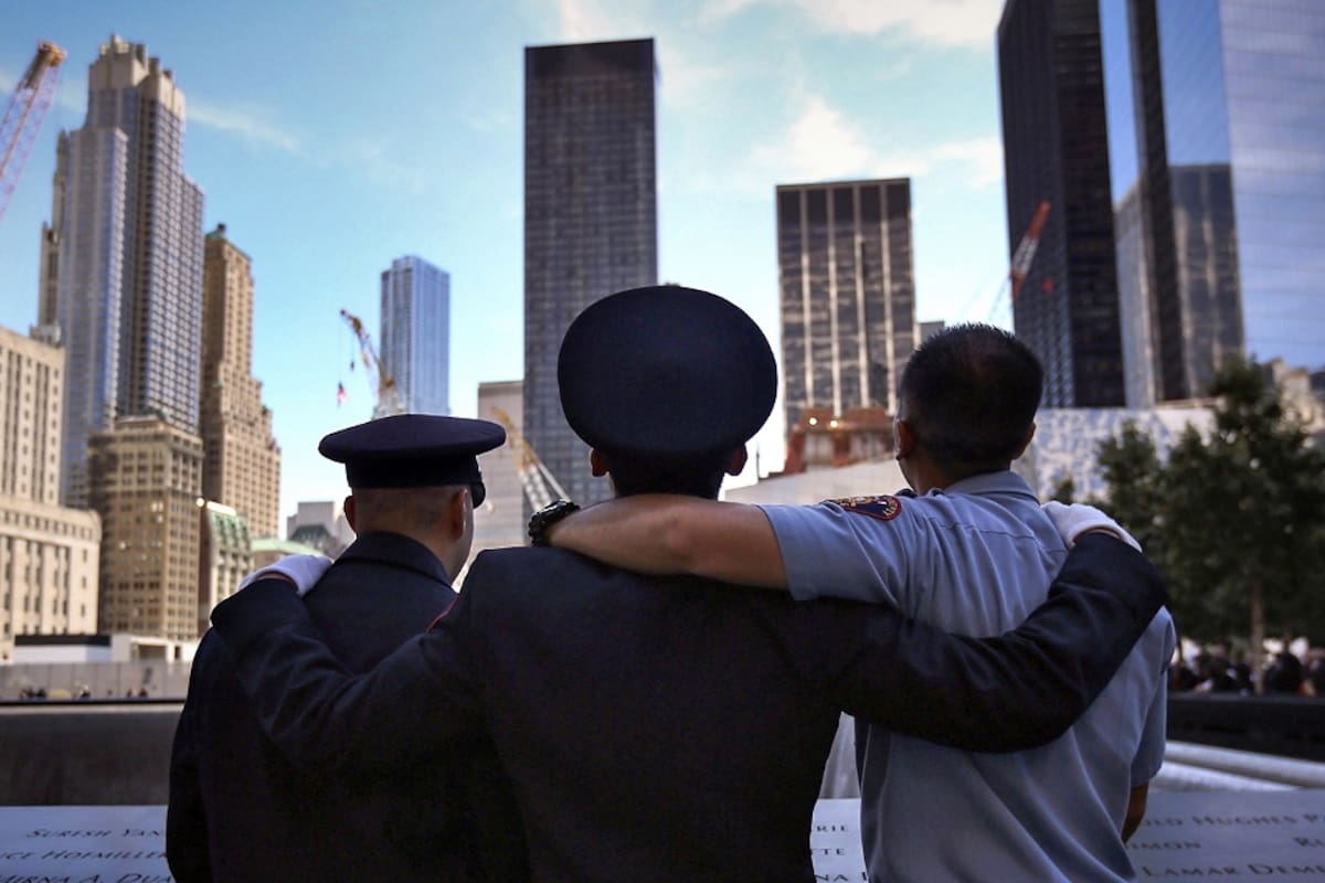 Tres bomberos neoyorquinos recuerdan a sus compañeros muertos en las Torres, frente al monumento en Ground Zero