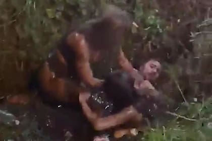 Tres chicas protagonizaron una salvaje pelea dentro de una zanja y cubiertas de barro tras salir de un boliche en Ituzaingó