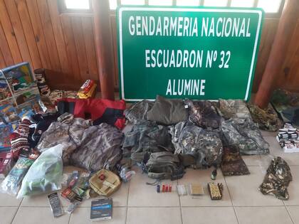Tres chilenos con presuntos contactos con mapuches cruzaron ilegalmente la cordillera por un paso cercano al volcán Batea Mahuida, en Neuquén; llevaban municiones y uniformes militares